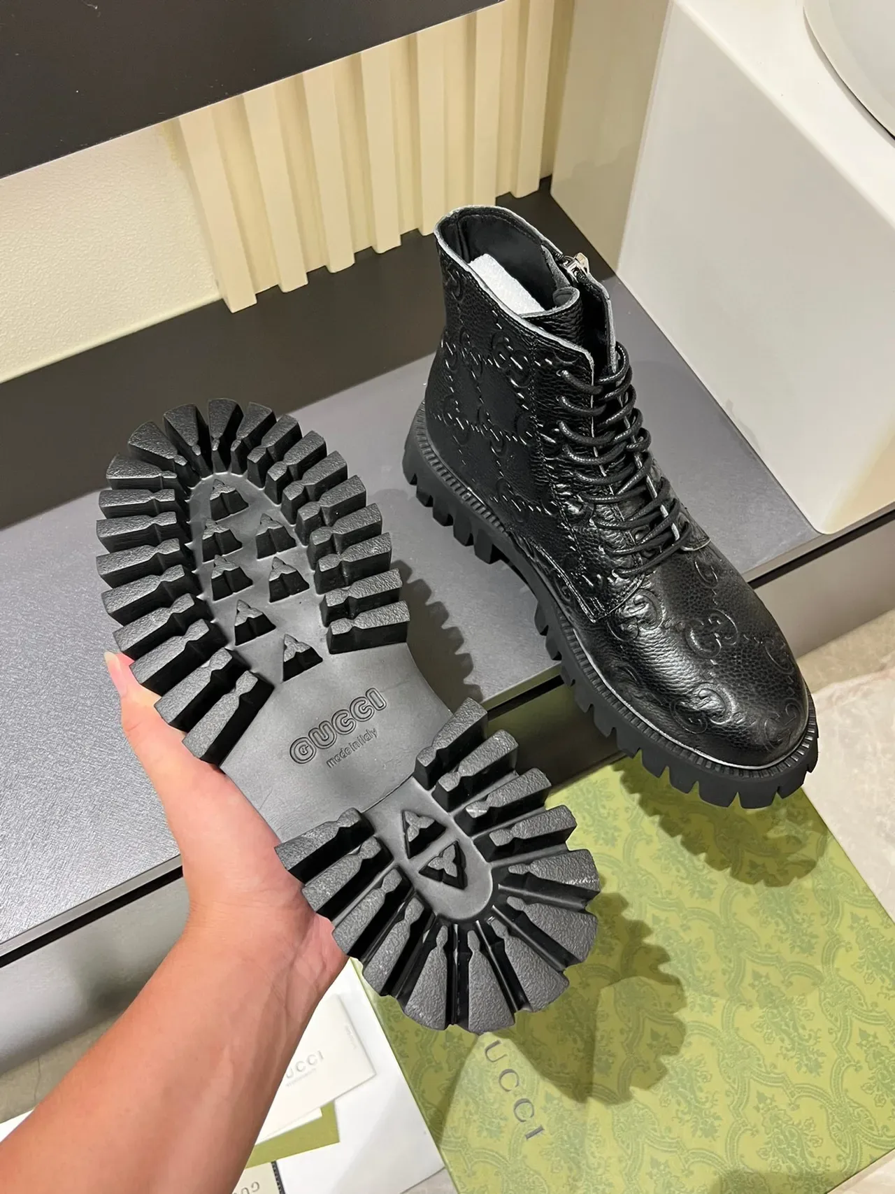 Gucci Bottines en cuir noir et argent estampillées GG à fermeture éclair latérale 7