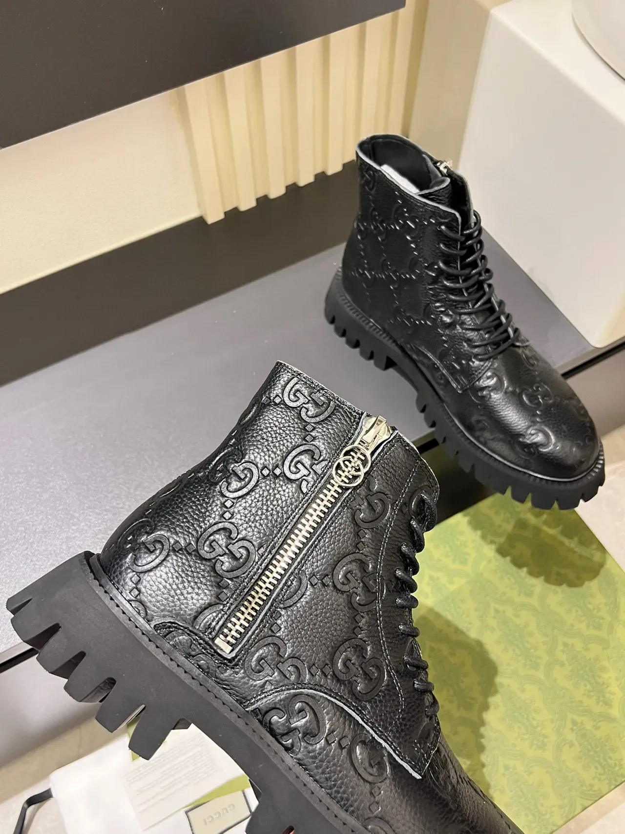 Gucci Bottines en cuir noir et argent estampillées GG à fermeture éclair latérale 8