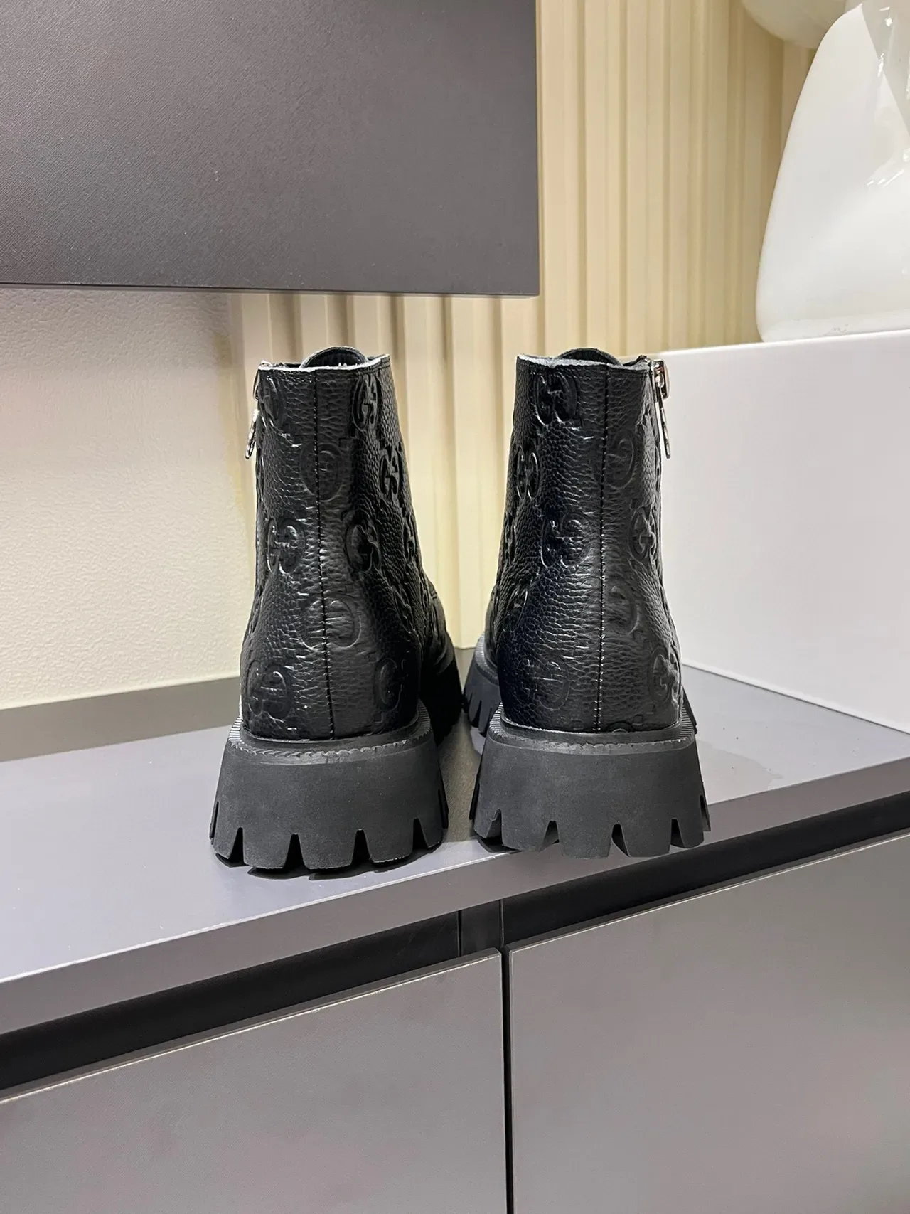 Gucci Bottines en cuir noir et argent estampillées GG à fermeture éclair latérale 9