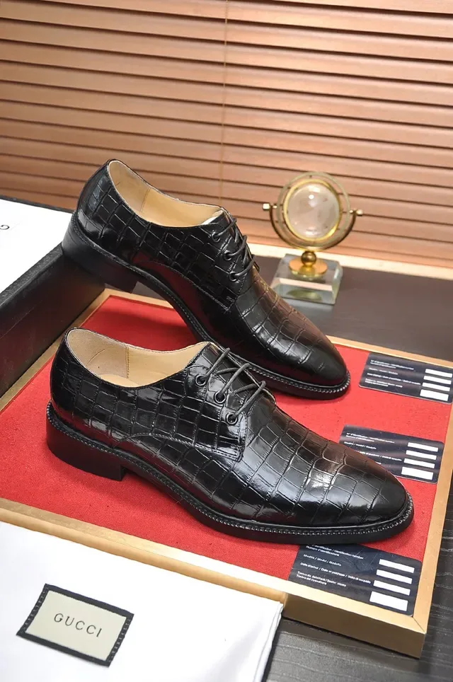 Gucci Chaussures Oxford Noir en Cuir Patenté avec Embossage Crocodile 4