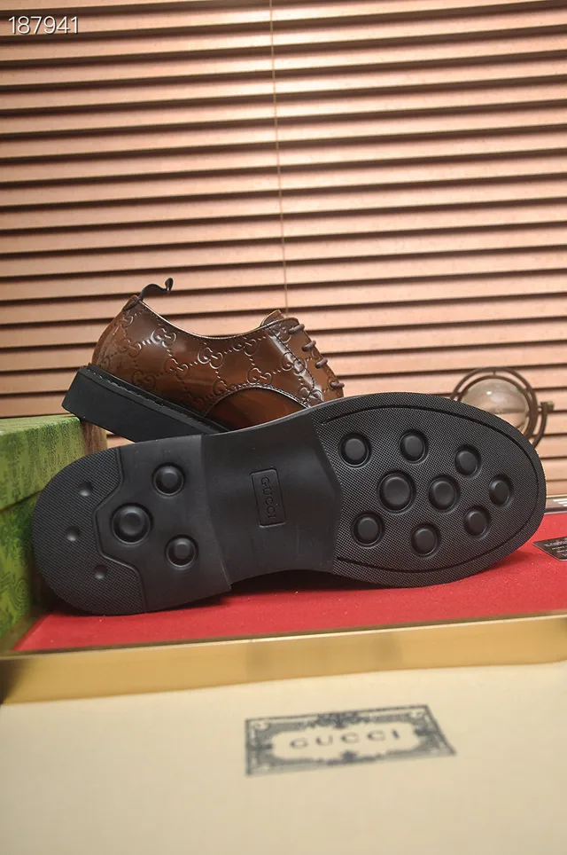 Gucci Sapatos Oxford de ponta de gorra com G entrelaçado embossado 2