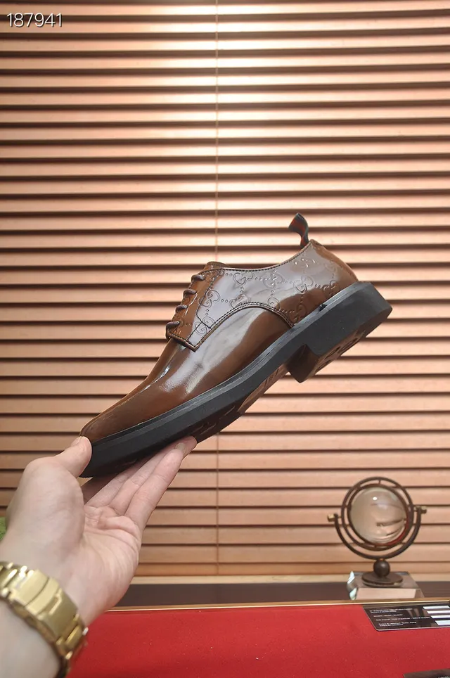 Gucci Sapatos Oxford de ponta de gorra com G entrelaçado embossado 5