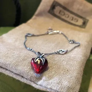 Gucci قلادة قلب إيناميل سلسلة فضية سوار