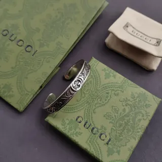 Gucci نقش زهوري interlocking G سوار cuff مفتوح