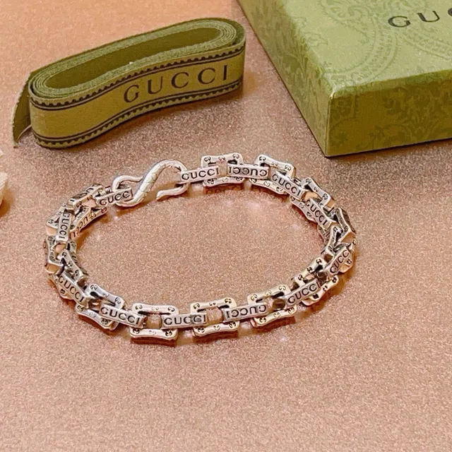 Gucci Engraved Logo Chain Bracelet 5