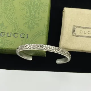 Gucci Pulsera Abierta con Motivo Floral GG en Plata