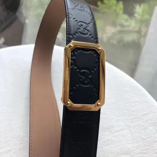 Gucci GG Marmont काला सुनहरा उभरा हुआ मोनोग्राम आयताकार बकल चमड़े का बेल्ट