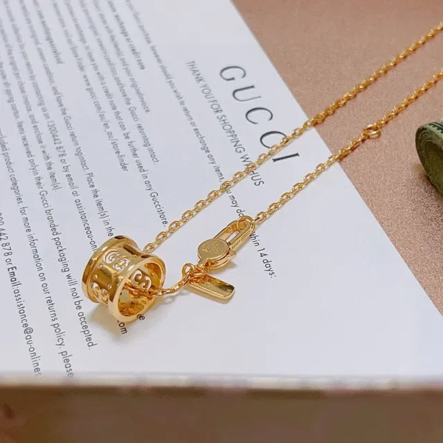 Gucci GG Marmont সোনার চেইন সিলিন্ড্রিক্যাল পেন্ডেন্ট নেকলেস 5