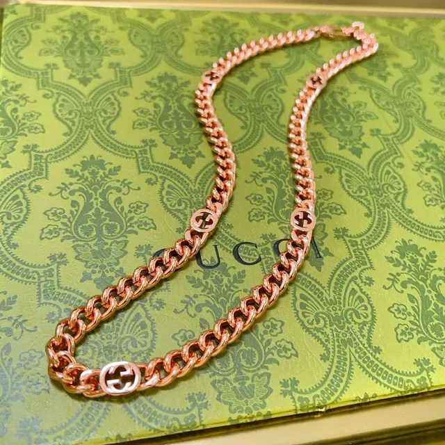 Gucci GG Marmont 黄金曲链互锁G徽章项链 4
