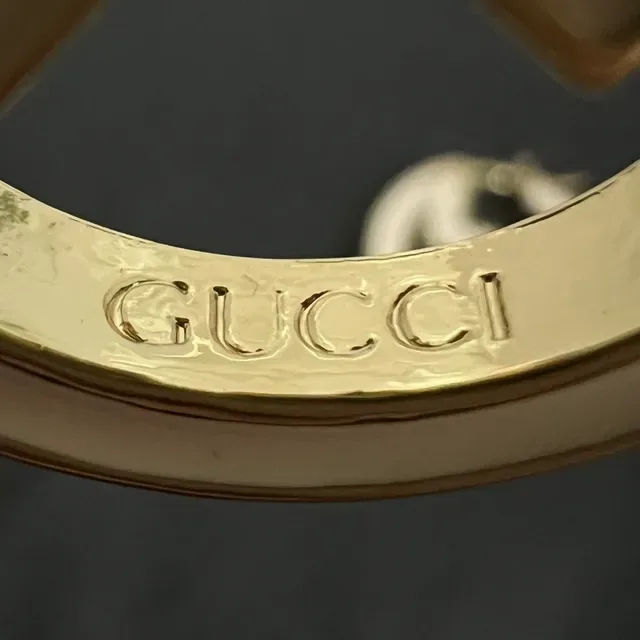Gucci GG Marmont Interlocking G Brincos de argola de esmalte dourado 2