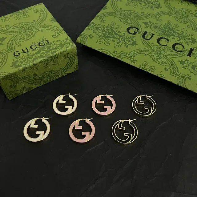 Gucci GG Marmont Interlocking G Brincos de argola de esmalte dourado 4