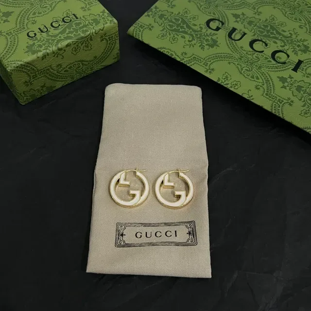 Gucci GG Marmont Interlocking G Brincos de argola de esmalte dourado 5