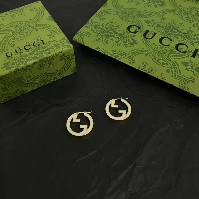Gucci GG Marmont Interlocking G Brincos de argola de esmalte dourado 6