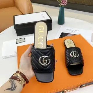Gucci GG Marmont Pantuflas de cuero negro acolchadas
