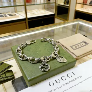 Gucci GG Marmont فضية خضراء سلسلة روابط كثيفة متشابكة G قلادة سوار