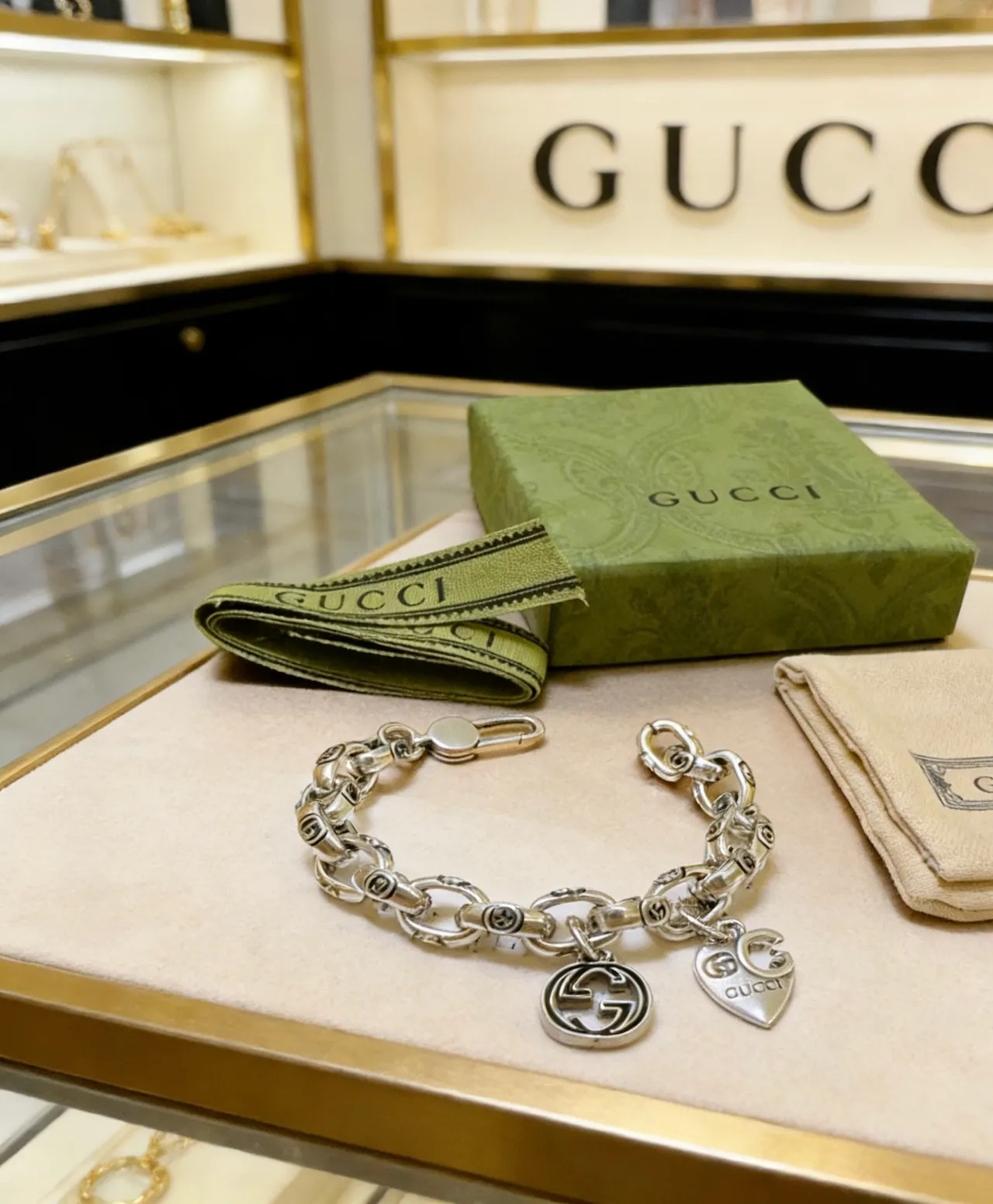 Gucci GG Marmont Silver Green Chunky Link Chain Interlocking G Pendant Bracelet 2