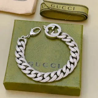 Gucci GG Marmont سوار فضي مع تبليط سلسلة كيرب إغلاق G متشابك