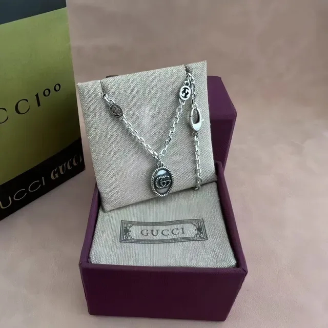 Gucci GG Marmont Silver-Toned Rope-Edge Oval Pendant Necklace 9