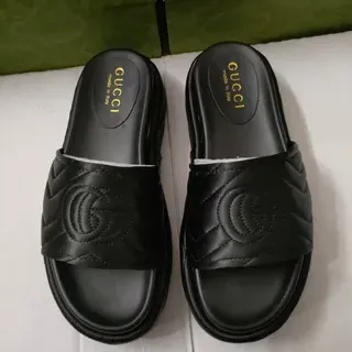 Gucci GG Marmont Mulas Negras de Cuero acolchado