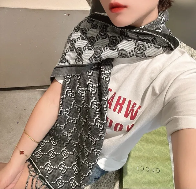 Gucci GG Monogram Negro y Gris Bufanda de Cachemira 3