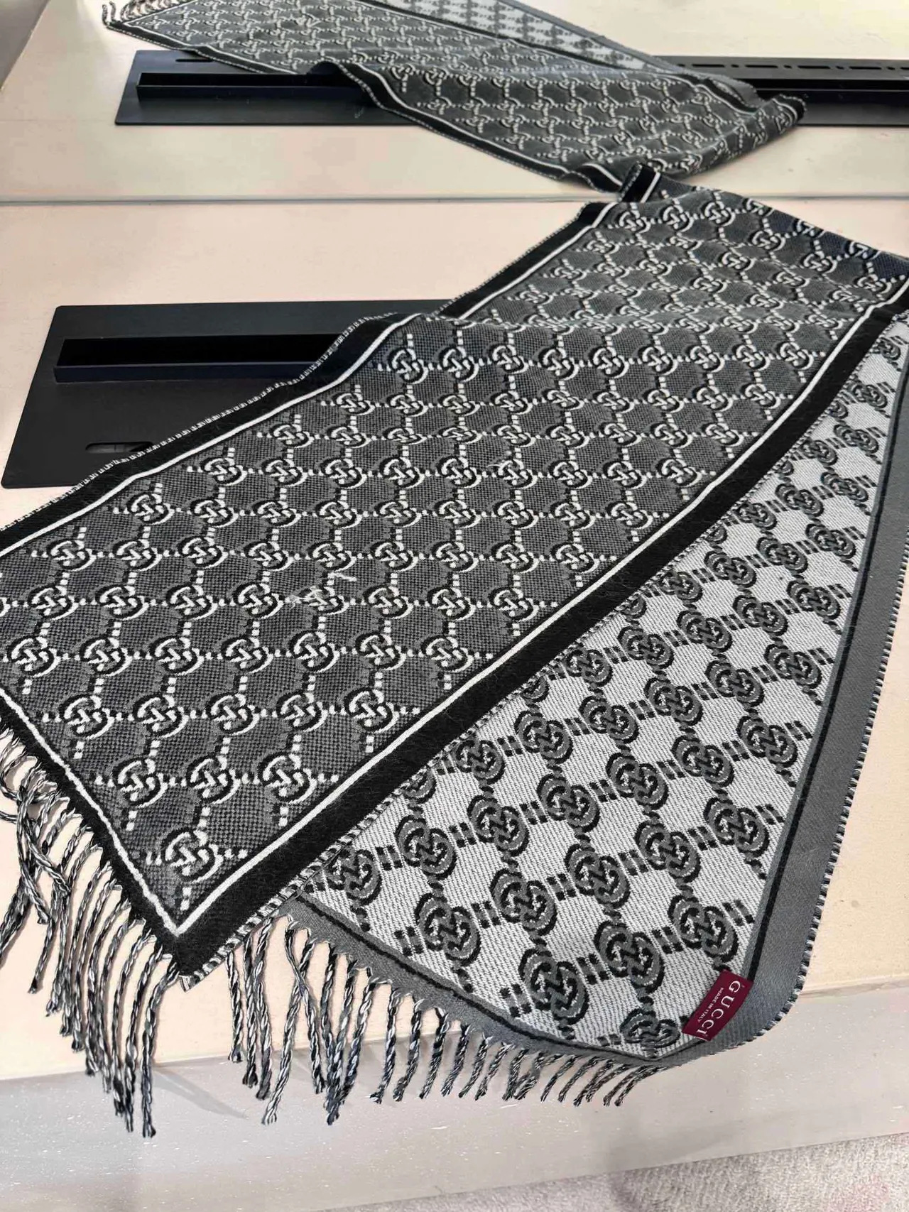 Gucci GG Monogram Negro y Gris Bufanda de Cachemira 6