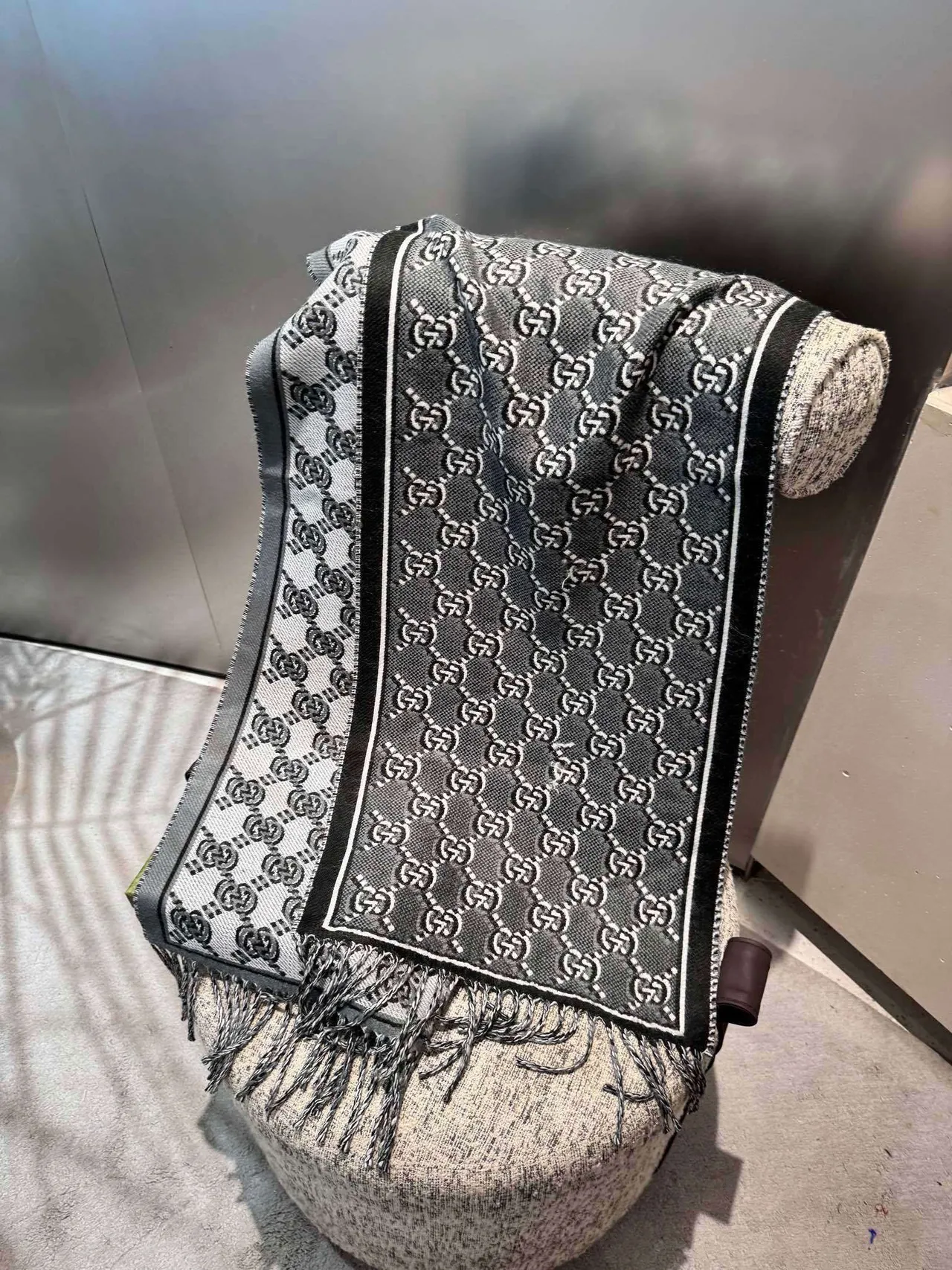 Gucci GG Monogram Negro y Gris Bufanda de Cachemira 8