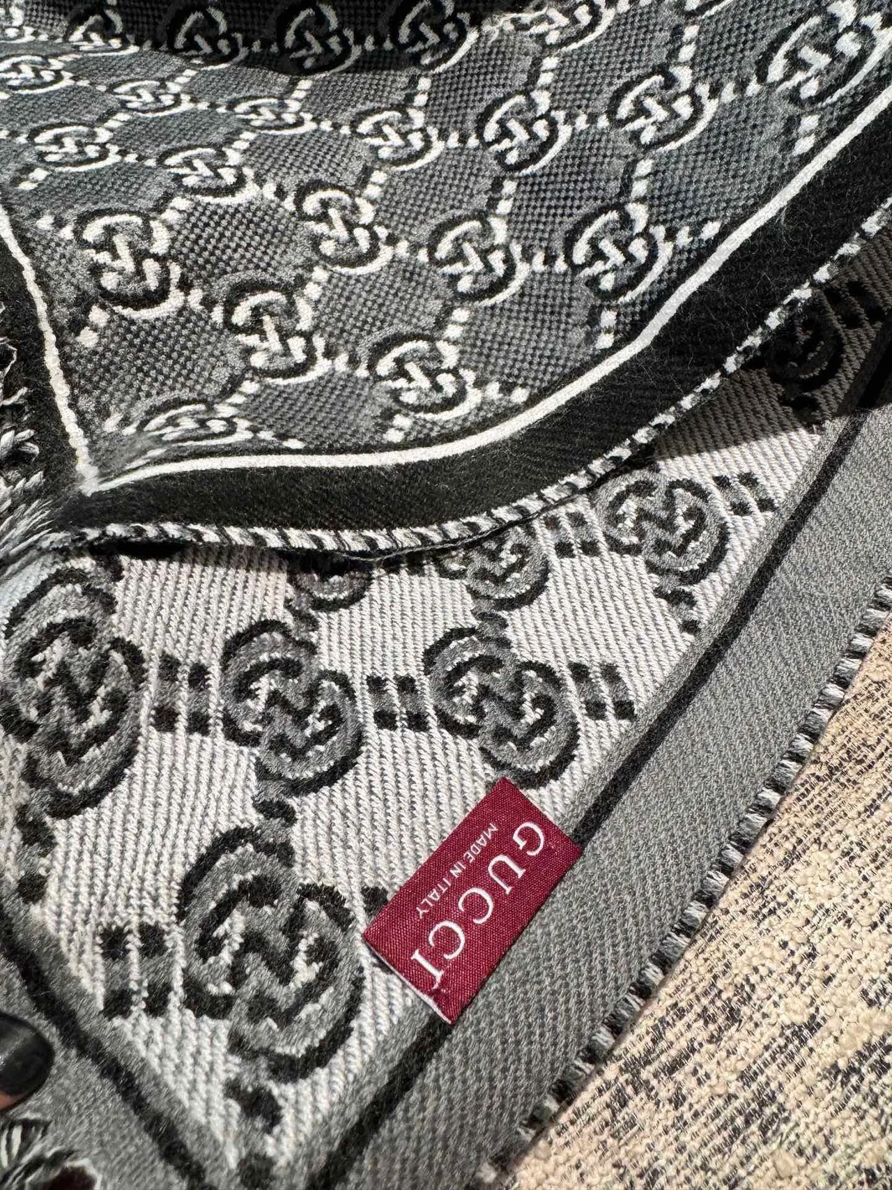 Gucci GG Monogram Negro y Gris Bufanda de Cachemira 9