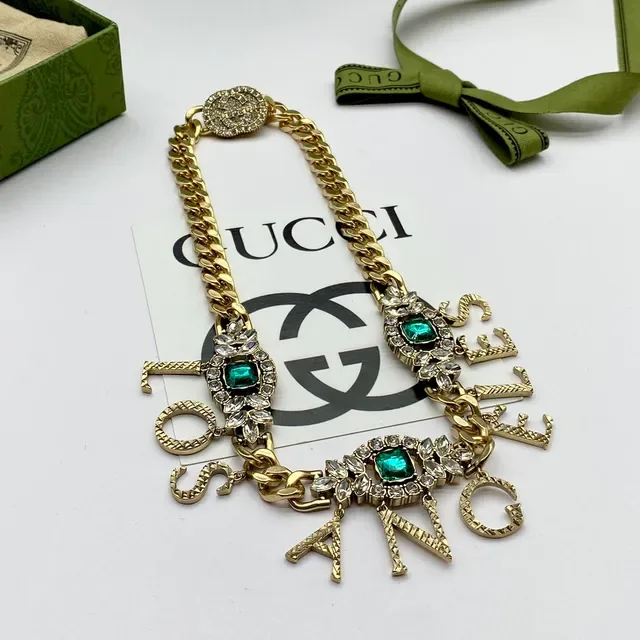 Gucci Collier Curb Chain Verte Dorée Pendentif Lettre Charm 4