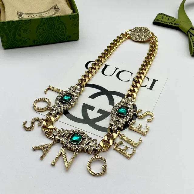 Gucci Collier Curb Chain Verte Dorée Pendentif Lettre Charm 5