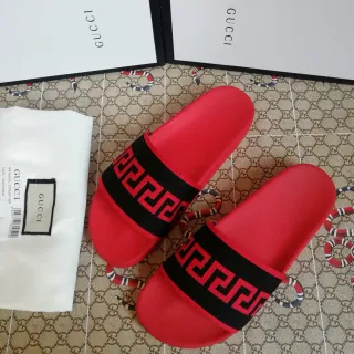 Gucci Greca Slide 红色和黑色橡胶拖鞋