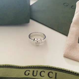 Gucci خاتم لوجو قلب فضي أعلى منحوت