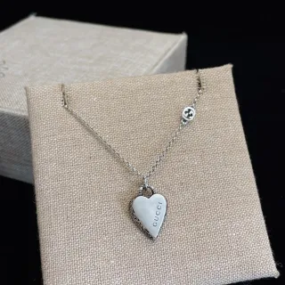 قلادة غوتشي Heart فضية محفورة بعلامة