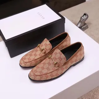 Gucci Horsebit 1955 米色和红色 Monogram 乐福鞋
