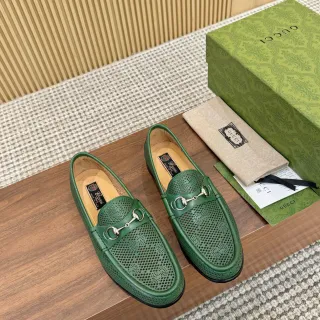 Gucci Horsebit 1955 穿孔绿色皮革乐福鞋