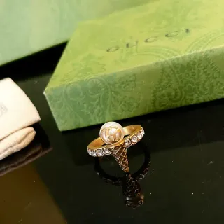 Gucci 冰淇淋锥珍珠和水晶戒指