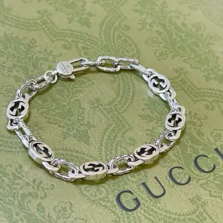 Gucci Icon Interlocking G سوار بلون فضي وإنليه أسود
