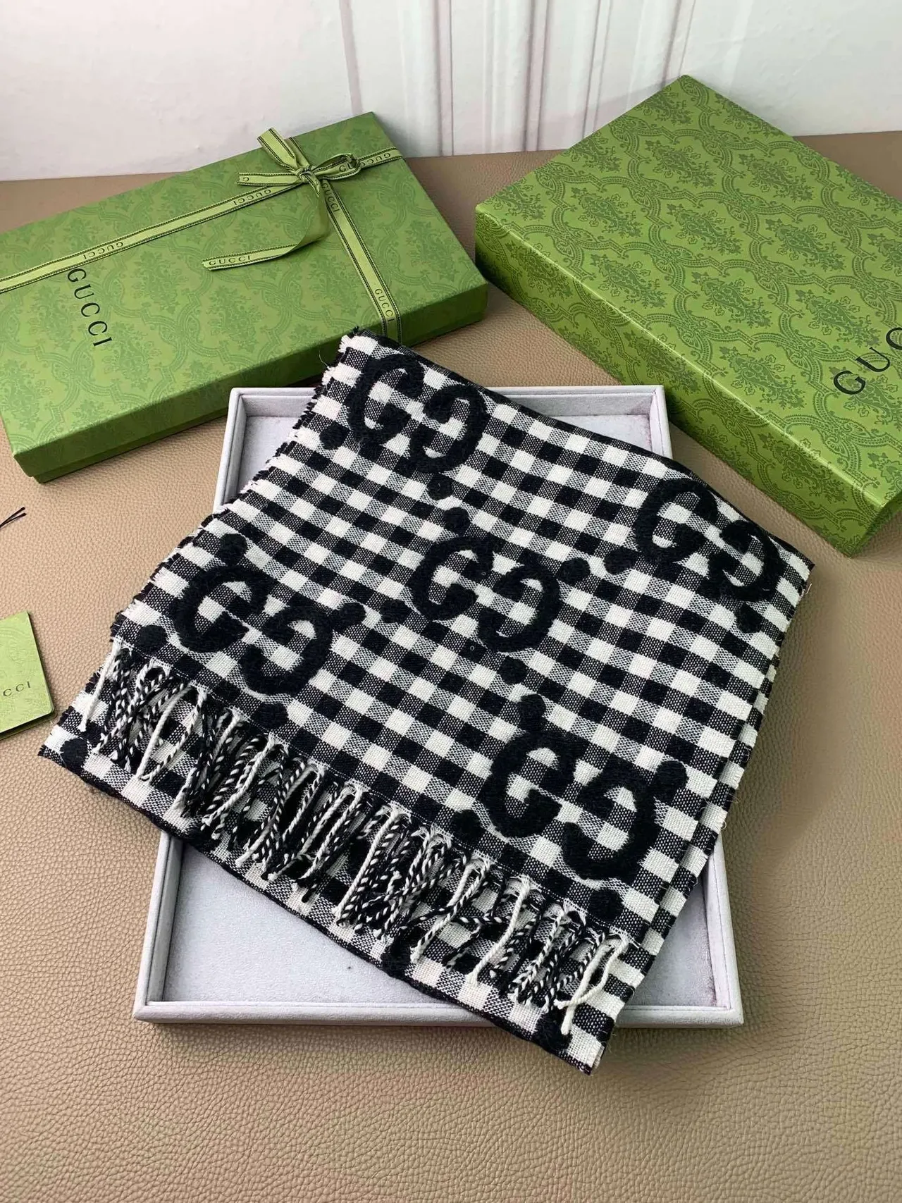 Gucci Interlocking G Pañuelo a Cuadros Negro y Blanco Patrón Gingham Impresión Monograma 4