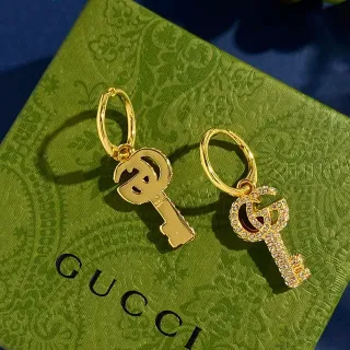 Gucci Key أقراط معلقة ذهبي فضي