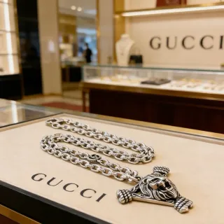 Gucci Tête de Lion Pendentif Chaîne Curb Collier