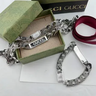 Gucci Logo Chain Bracelet بلون فضي معدني