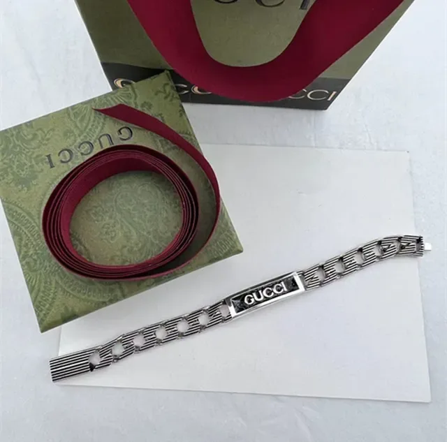 Gucci Logo Chain Bracelet بلون فضي معدني 2