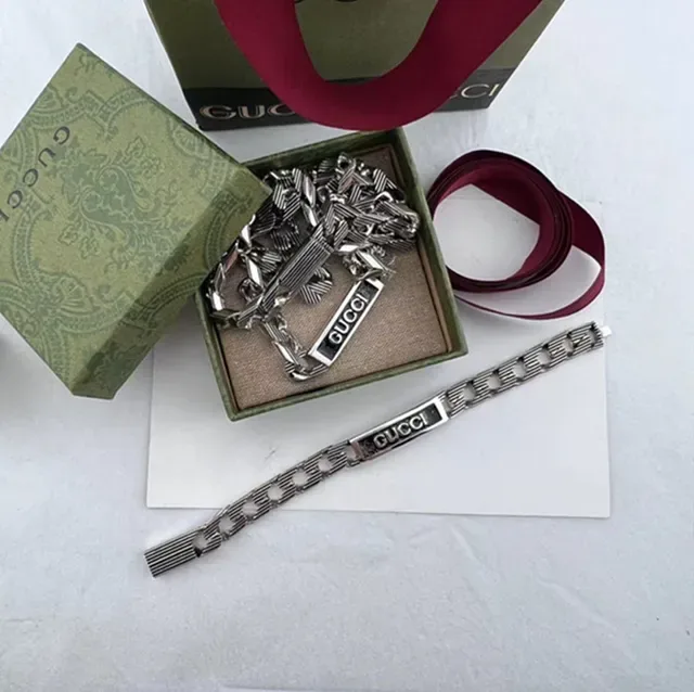 Gucci Logo Chain Bracelet بلون فضي معدني 3
