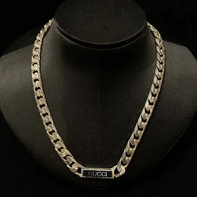 Gucci Logo Chain Bracelet بلون فضي معدني 4