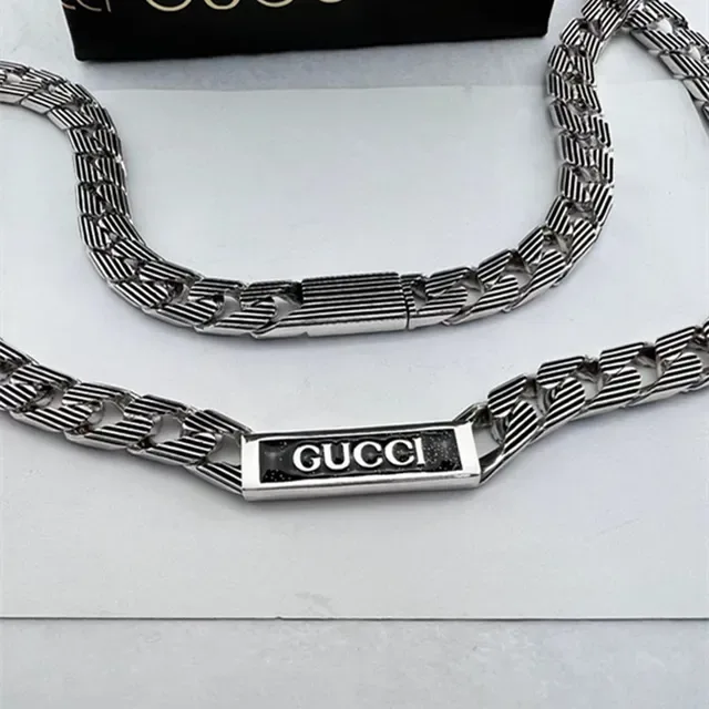 Gucci Logo Chain Bracelet بلون فضي معدني 5