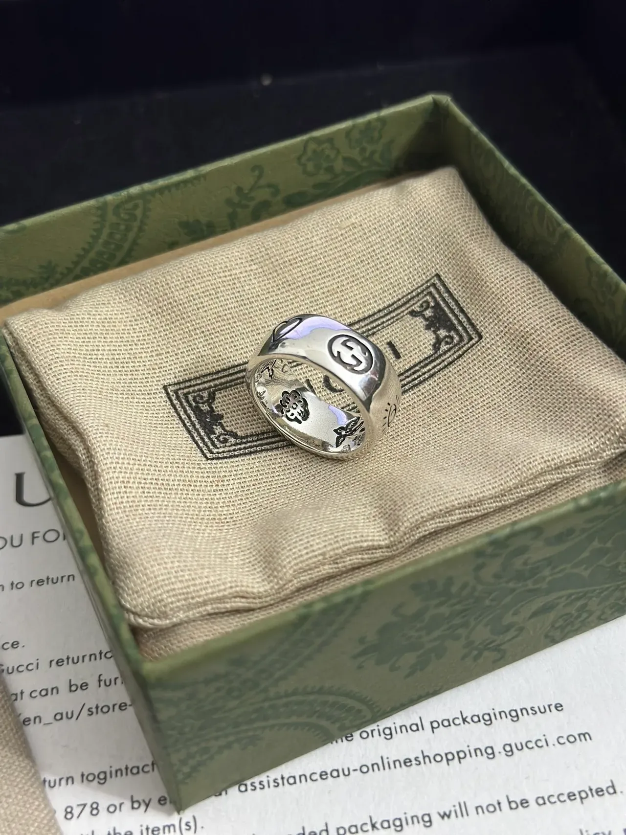 خاتم Gucci Love فضي بيج محفور سكريبت قلوب 3