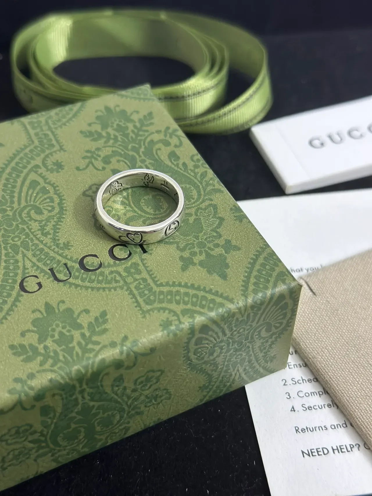 خاتم Gucci Love فضي بيج محفور سكريبت قلوب 5