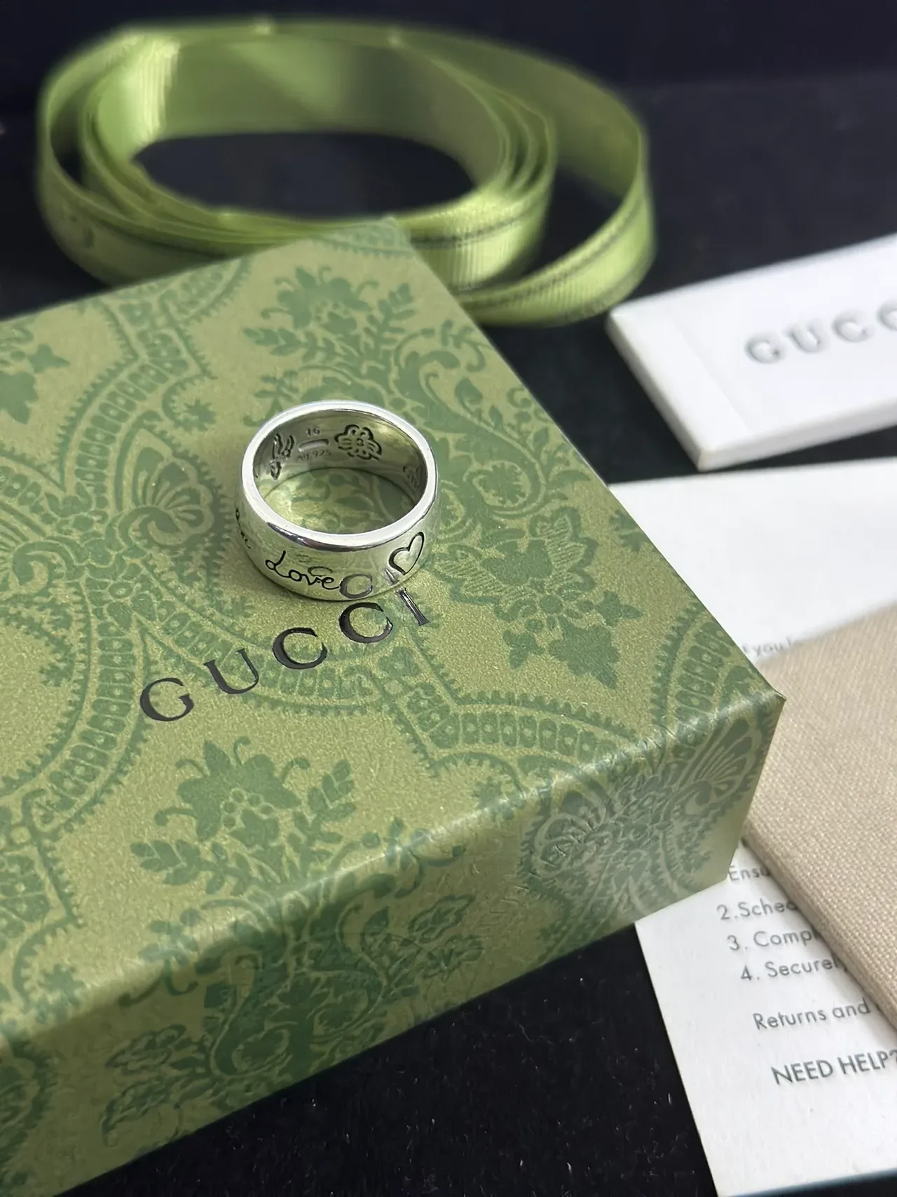 خاتم Gucci Love فضي بيج محفور سكريبت قلوب 6