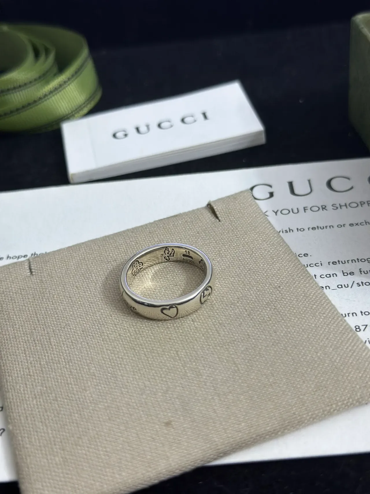 خاتم Gucci Love فضي بيج محفور سكريبت قلوب 7