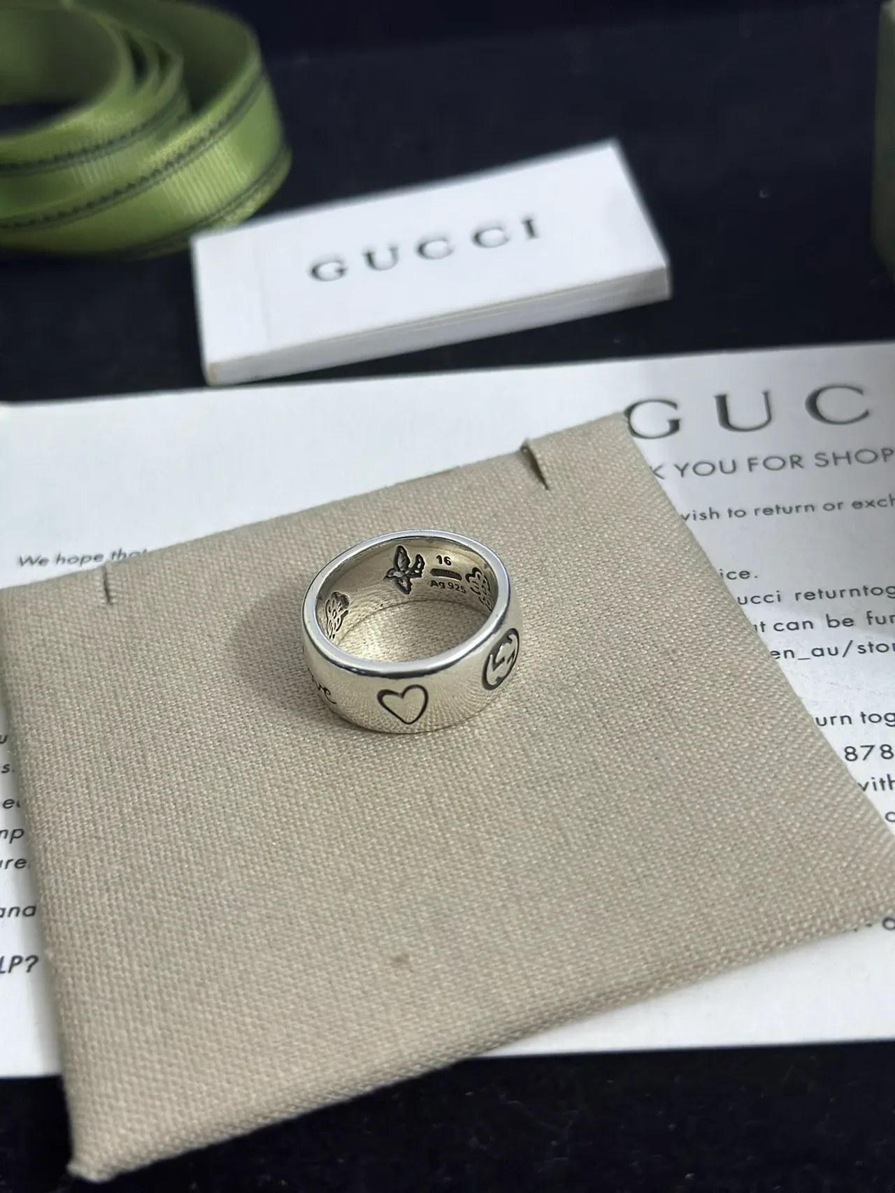 خاتم Gucci Love فضي بيج محفور سكريبت قلوب 8
