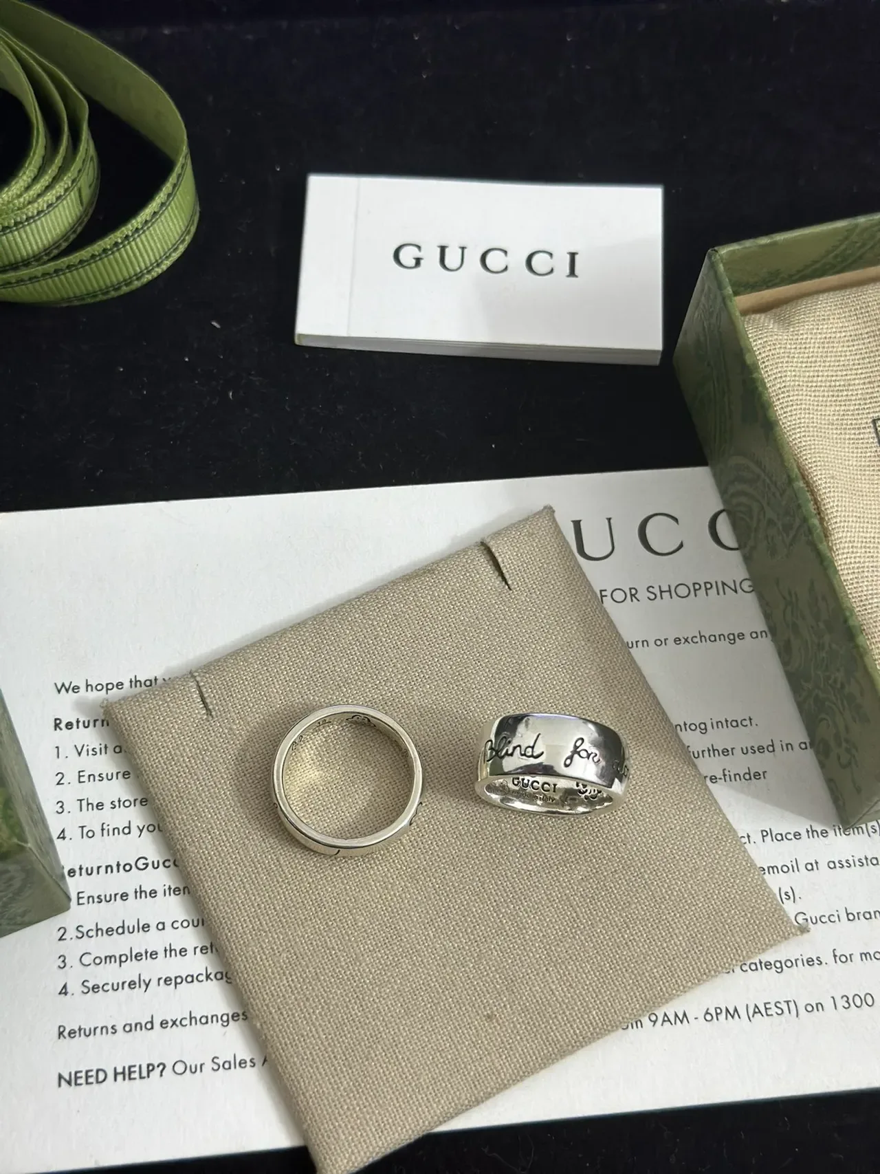 خاتم Gucci Love فضي بيج محفور سكريبت قلوب 9